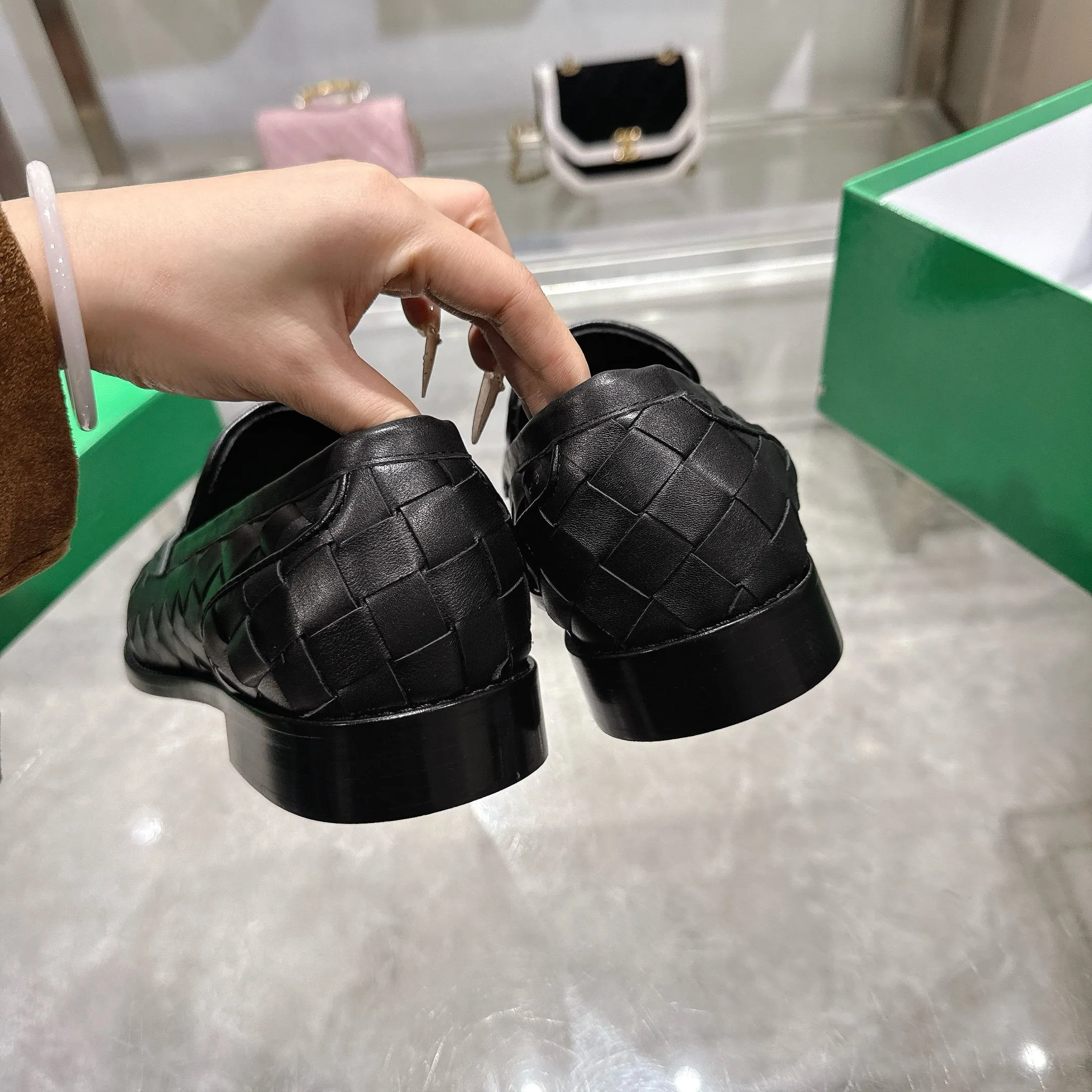 [BV] Top P: 820💰Size for couples: Female 35-39 Male 39--44 (Female 40. Male 38.45.46.47 customization is not returnable) [Note‼ ️] Add 💰 to size 46, add 💰 to size 47. Bottega Veneta small round toe braided formal leather shoes for couples in 2026 spring counters! Grained cowhide woven! Solid color Niuli! Leather outsole! [Rose][Rose]! Purely hand-woven and operated, the original board is reproduced one-to-one! quality assurance!